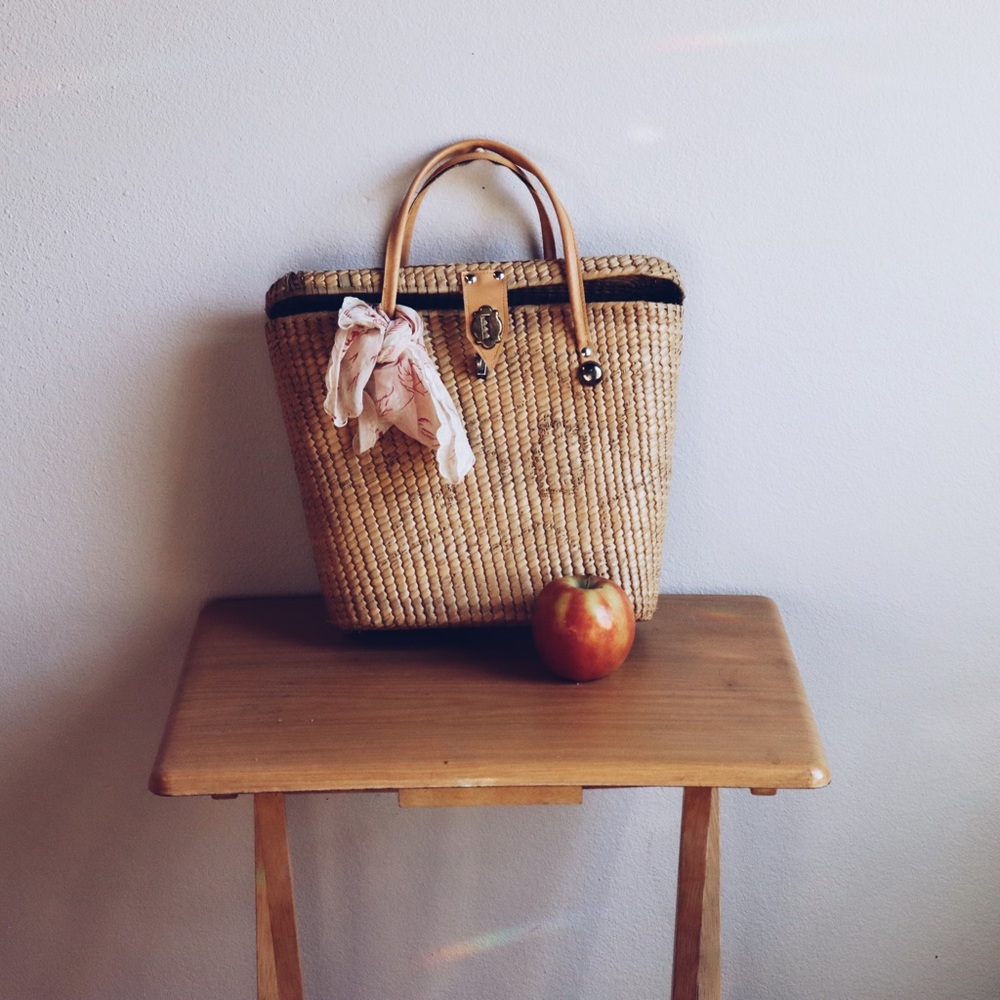 Vintage Straw Handbag 🌱